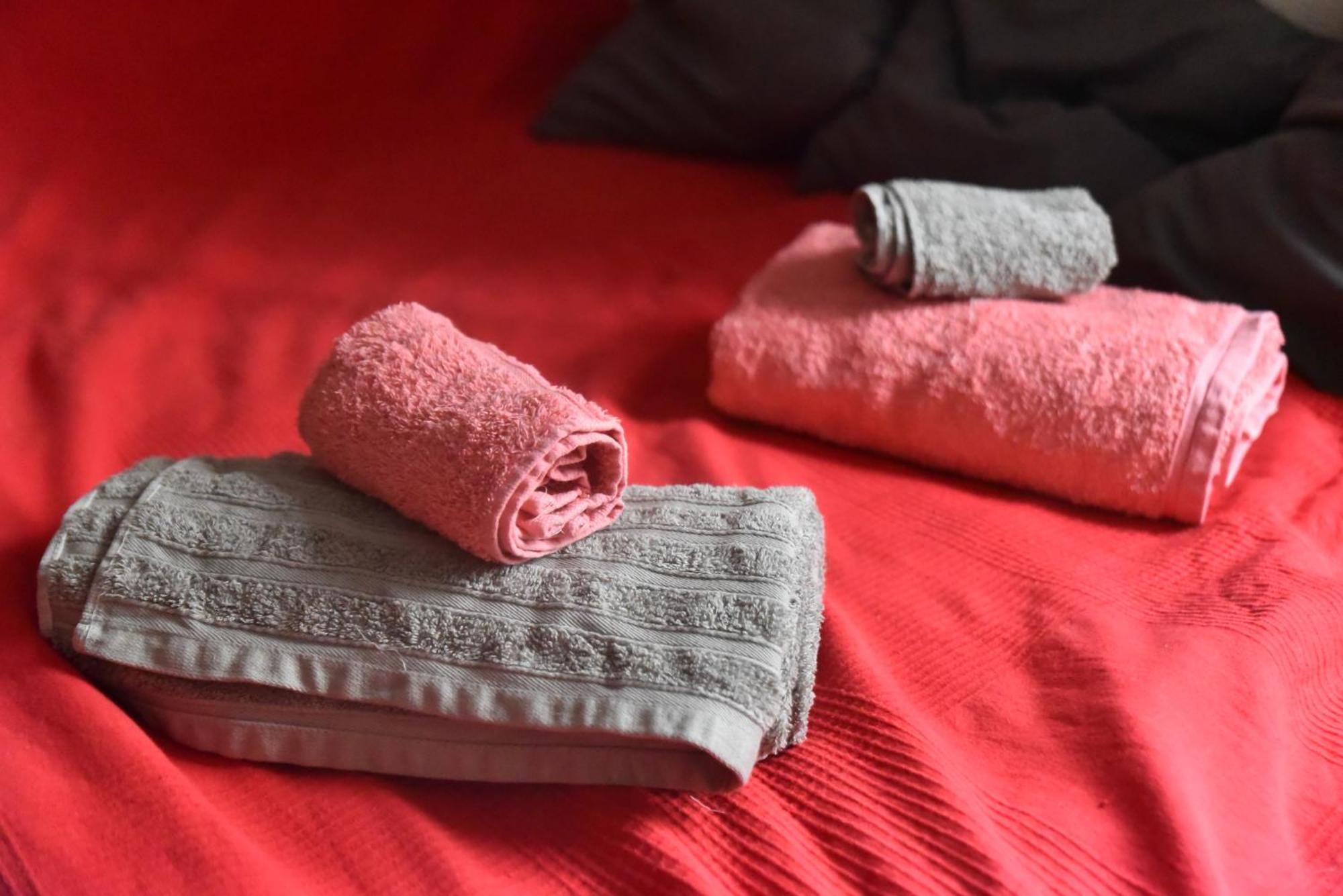 Grosses Modernes Zimmer "Silber" Fuer 2 Personen Und Katzenliebhaber Valenza Esterno foto